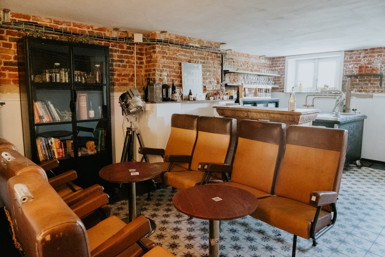 Brewpub bar met vintage zetels