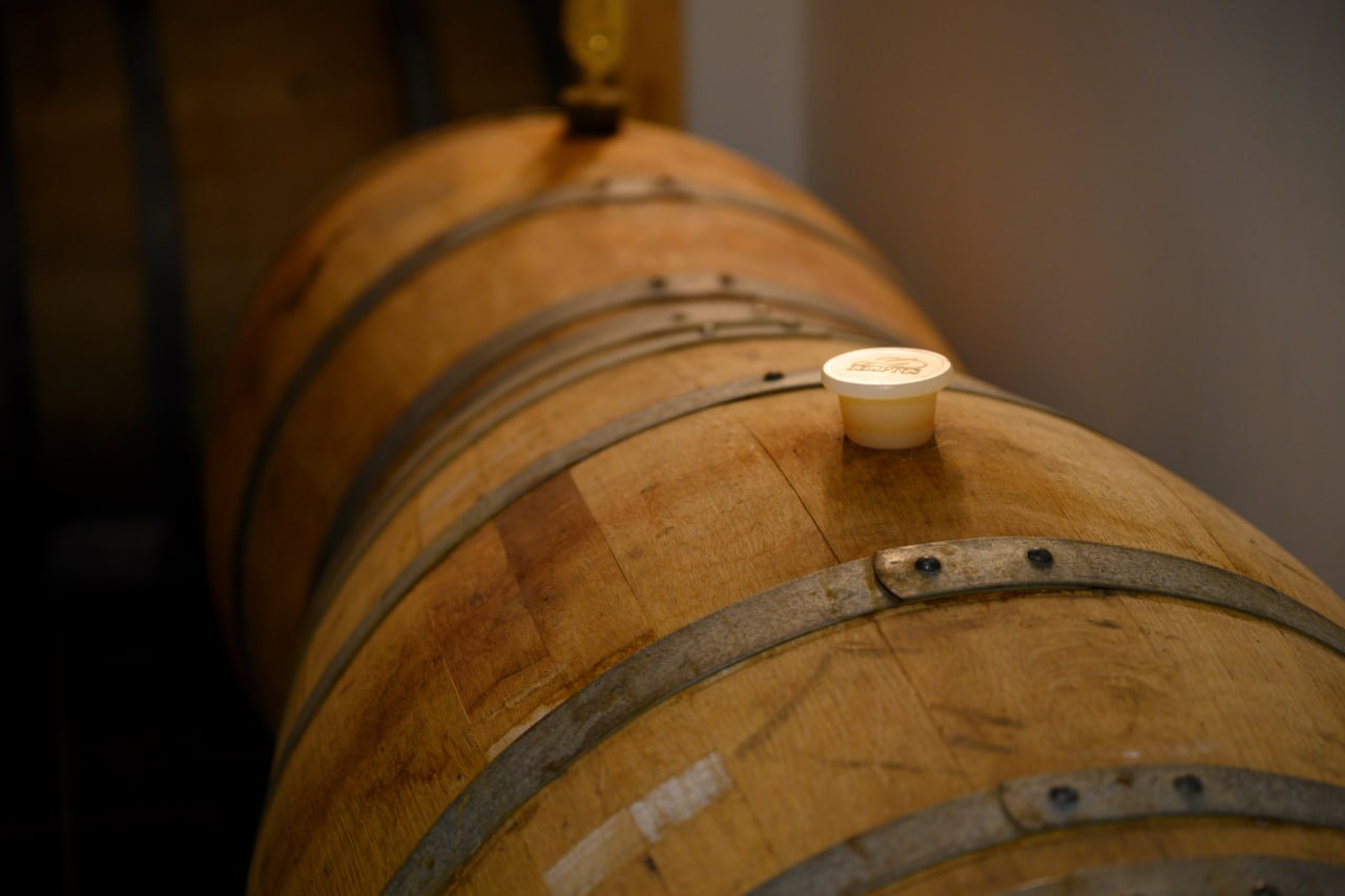 Houten wijnvaten in kelder
