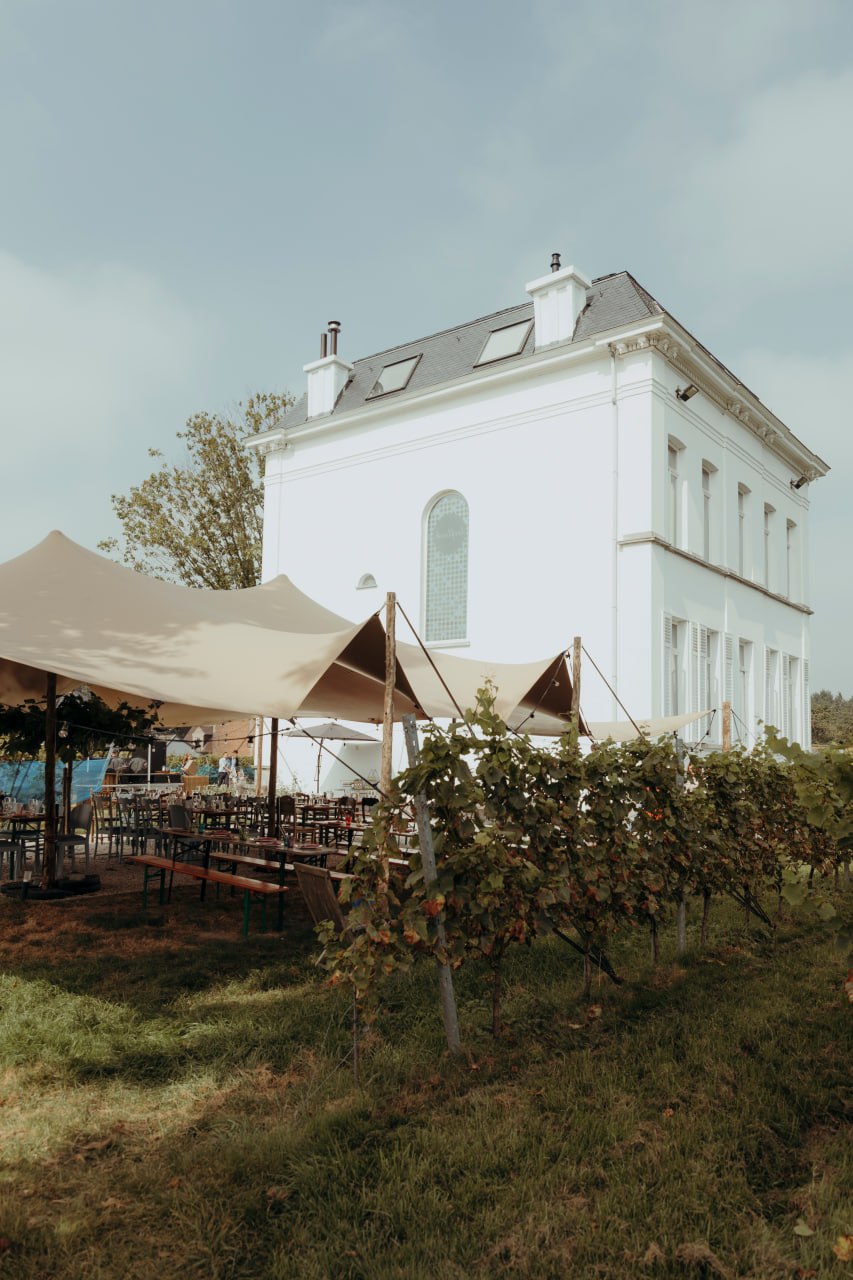Herenhuis met stretchtent en wijngaard