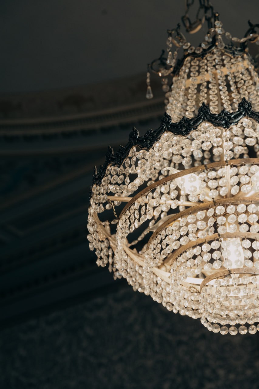 Kristallen kroonluchter in salon