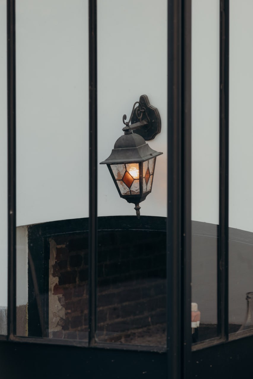 Vintage lantaarn achter glas