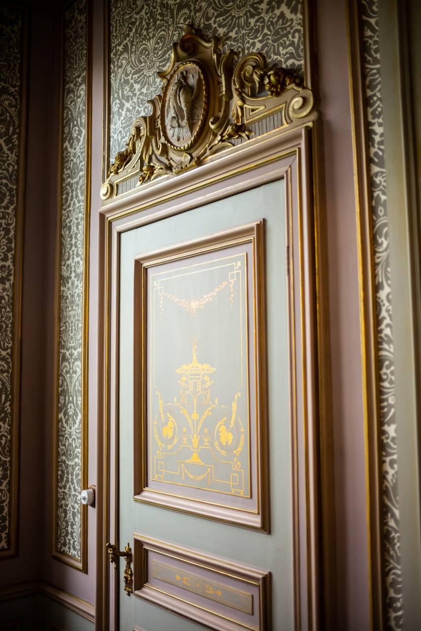 Historische deur met gouden ornamenten