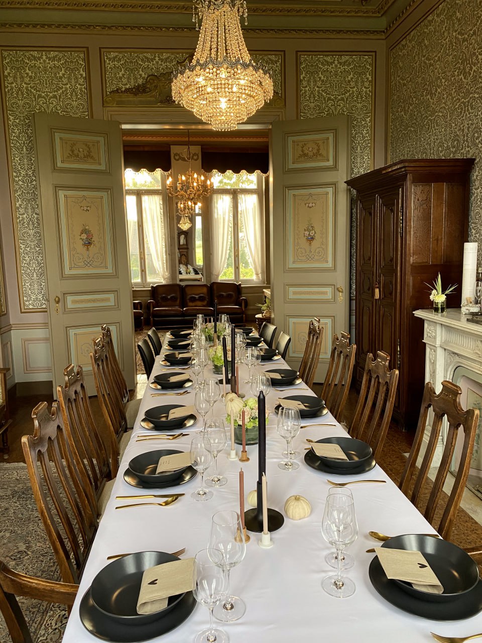 Groene salon met gedekte tafel voor diner