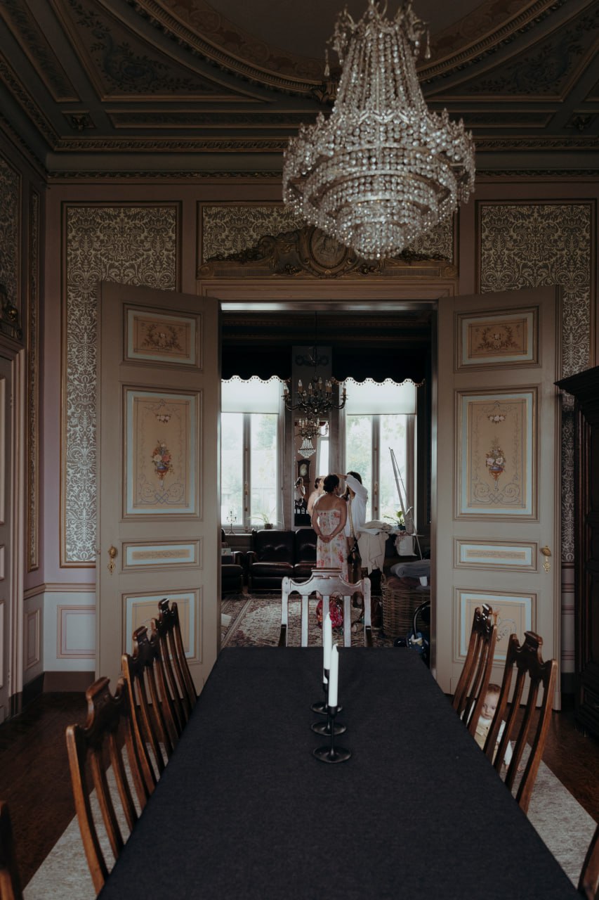 Salon met kristallen kroonluchter