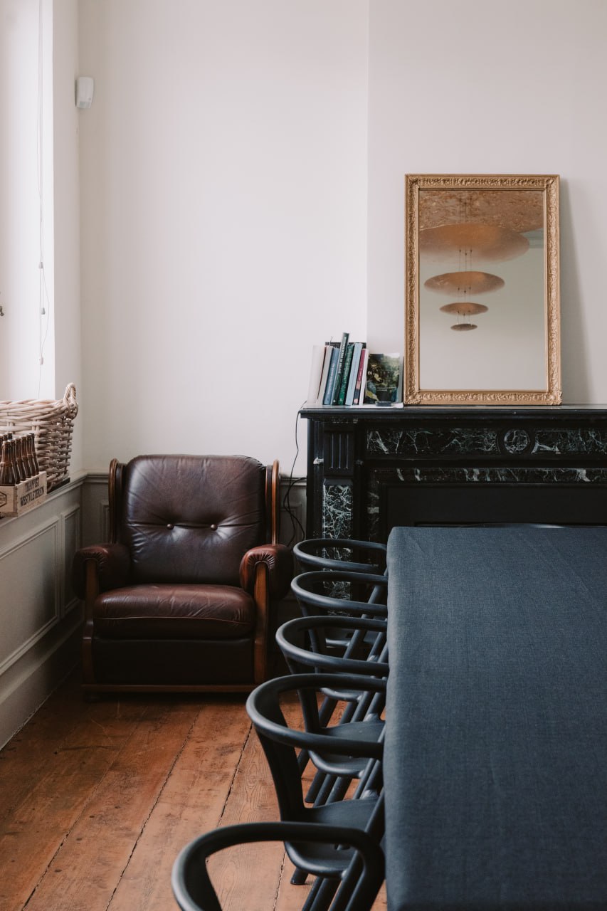 Loungehoek met leren zetel en marmeren schouw