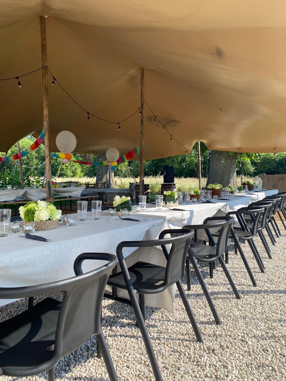 Stretchtent ingericht voor feest