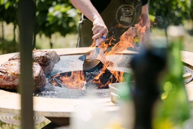 BBQ met open vuur in wijngaard