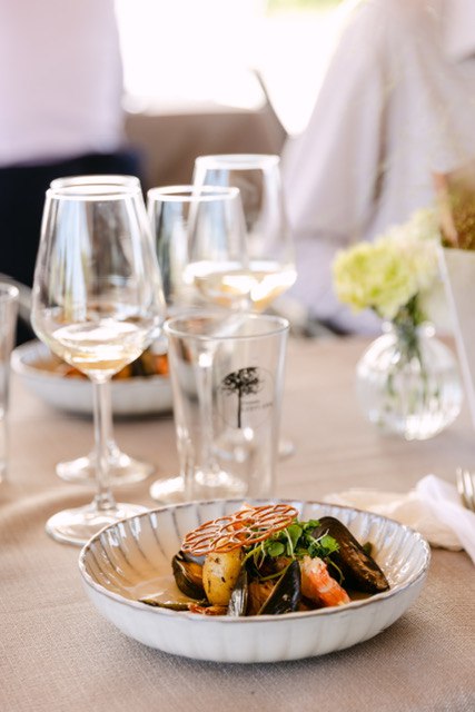 Culinair gerecht met wijnglazen