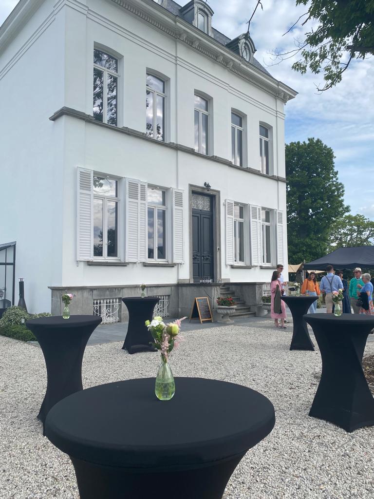 Terras met statafels voor receptie