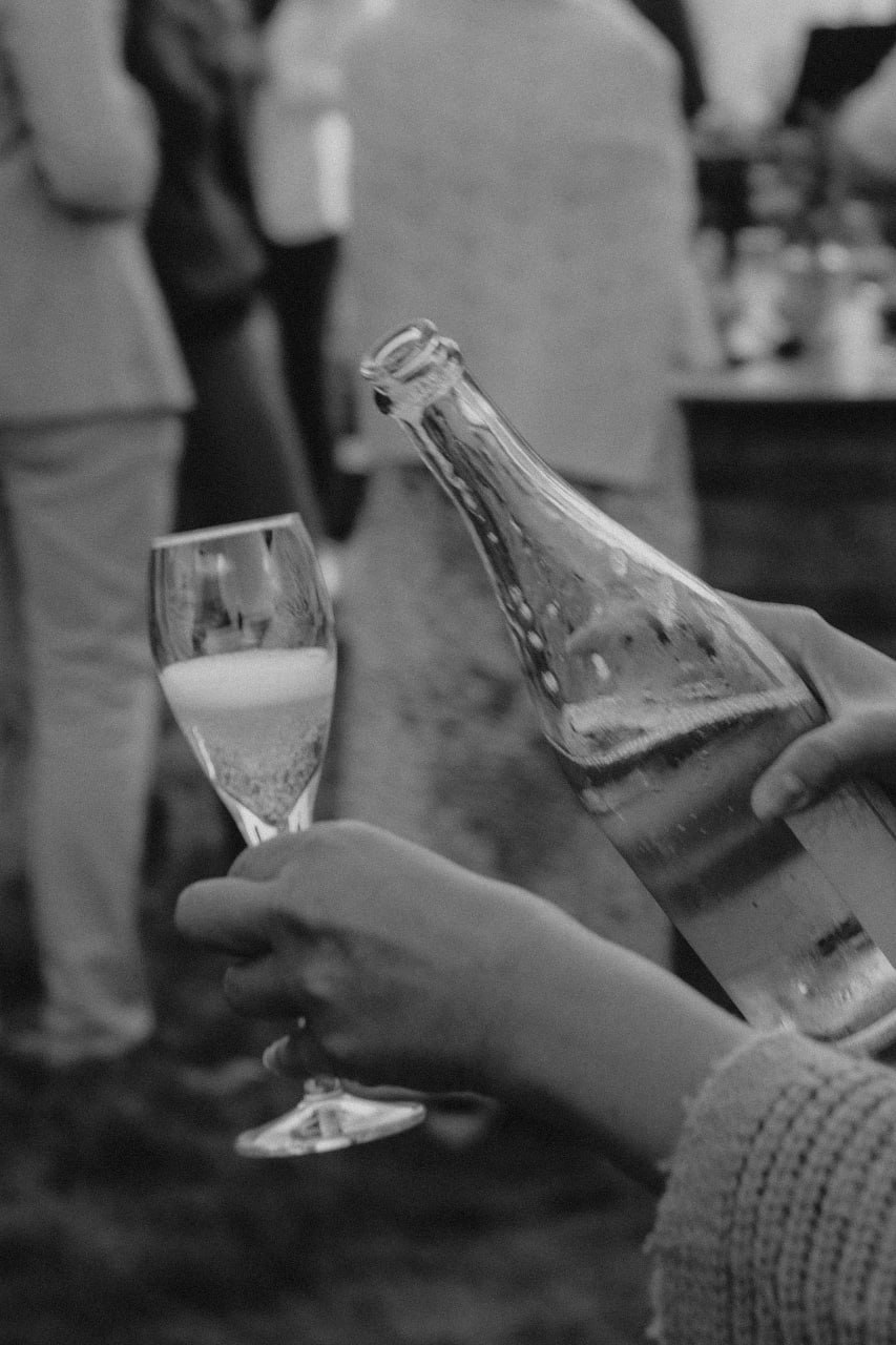 Schuimwijn inschenken tijdens event