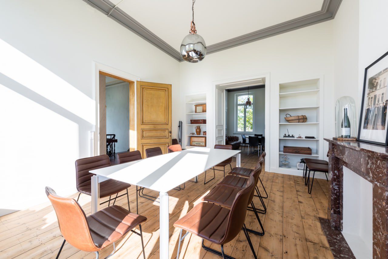 Vergaderzaal met witte tafel