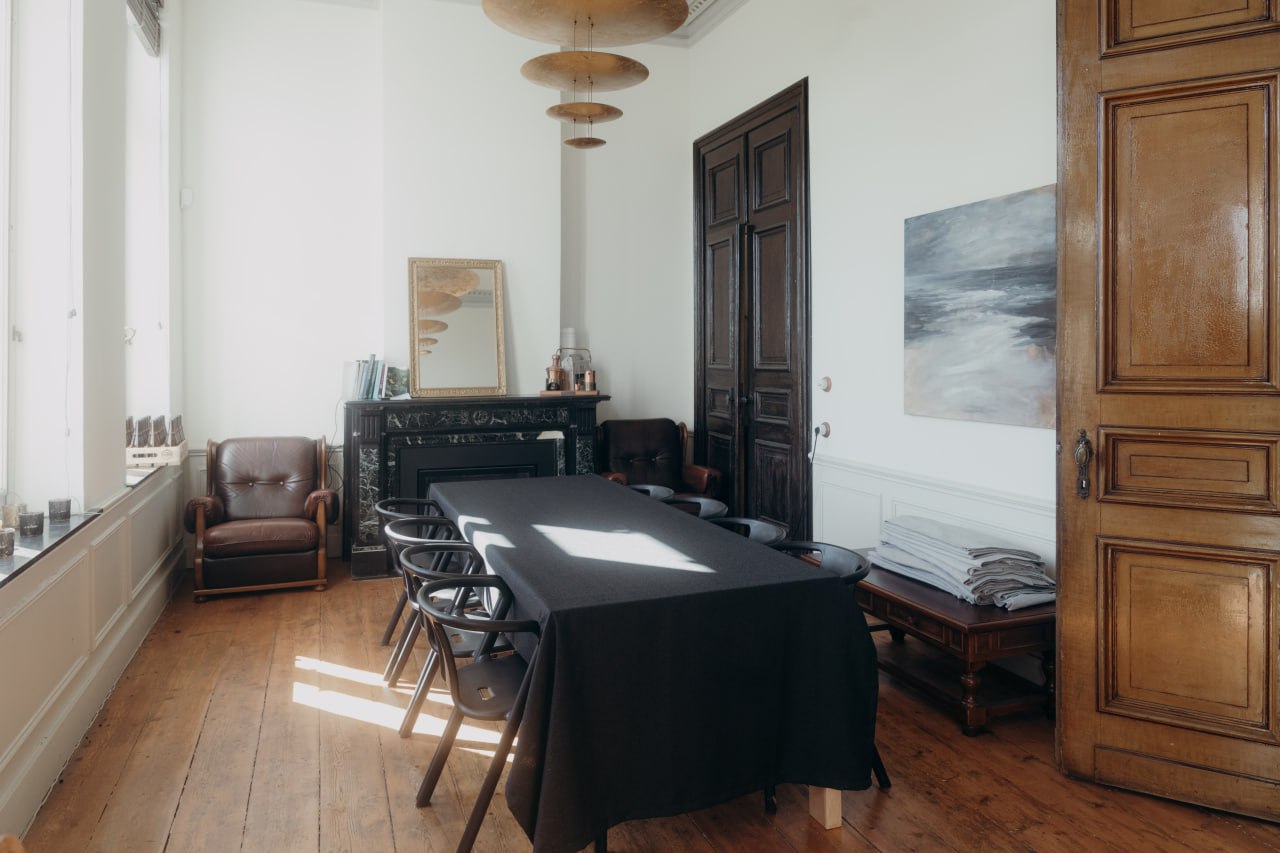 Vergaderzaal met zwart tafellaken